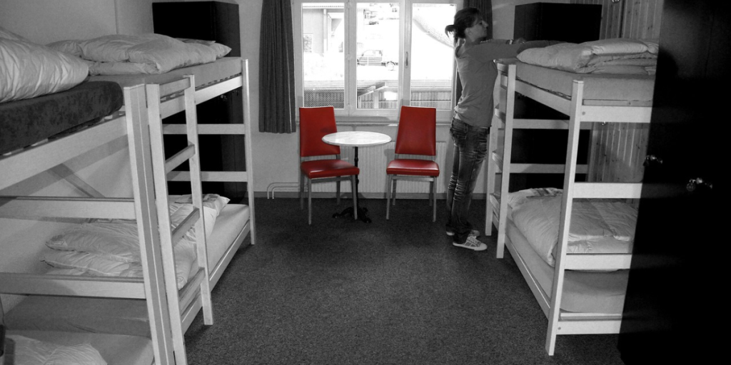 Qual a melhor escolha para economizar hotel, pousada ou hostel