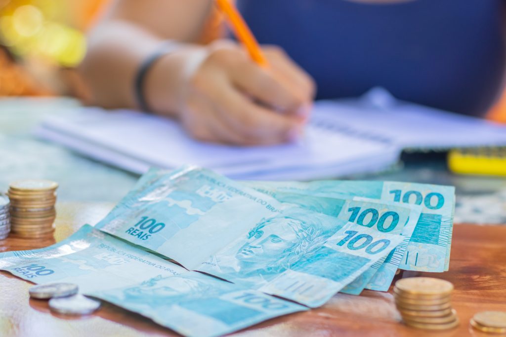 Está se afundando em dívidas e não sabe como sair dessa situação? Veja as dicas do Serasa! / Crédito: @jeanedeoliveirafotografia / pronatec.pro.br