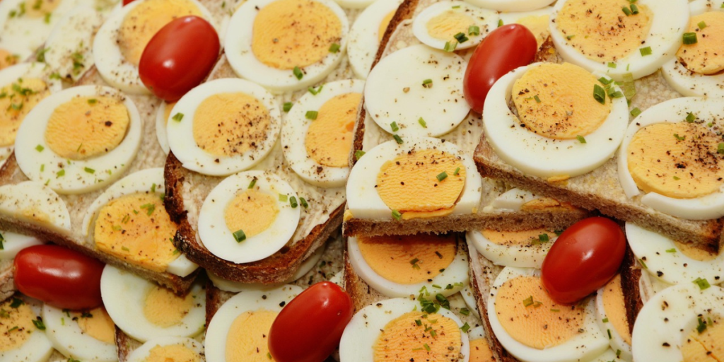 Quanto de proteína tem um ovo cozido Veja o valor nutricional por unidade