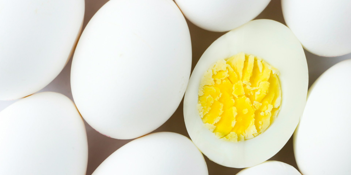 Quanto de proteína tem um ovo cozido Veja o valor nutricional por unidade