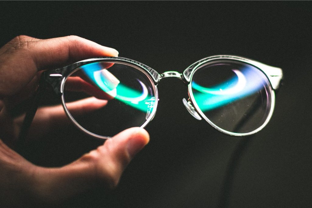 Quem limpa os óculos de qualquer jeito pode acabar perdendo as lentes no futuro.