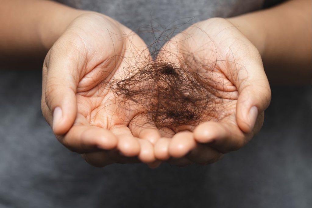 Se seu cabelo tem caído demais, veja quais vitaminas podem ajudar.