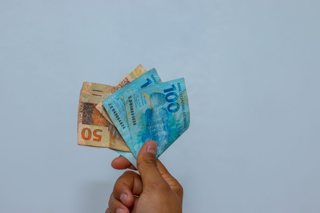 O MEC está trabalhando em conjunto com professores em prol da educação.