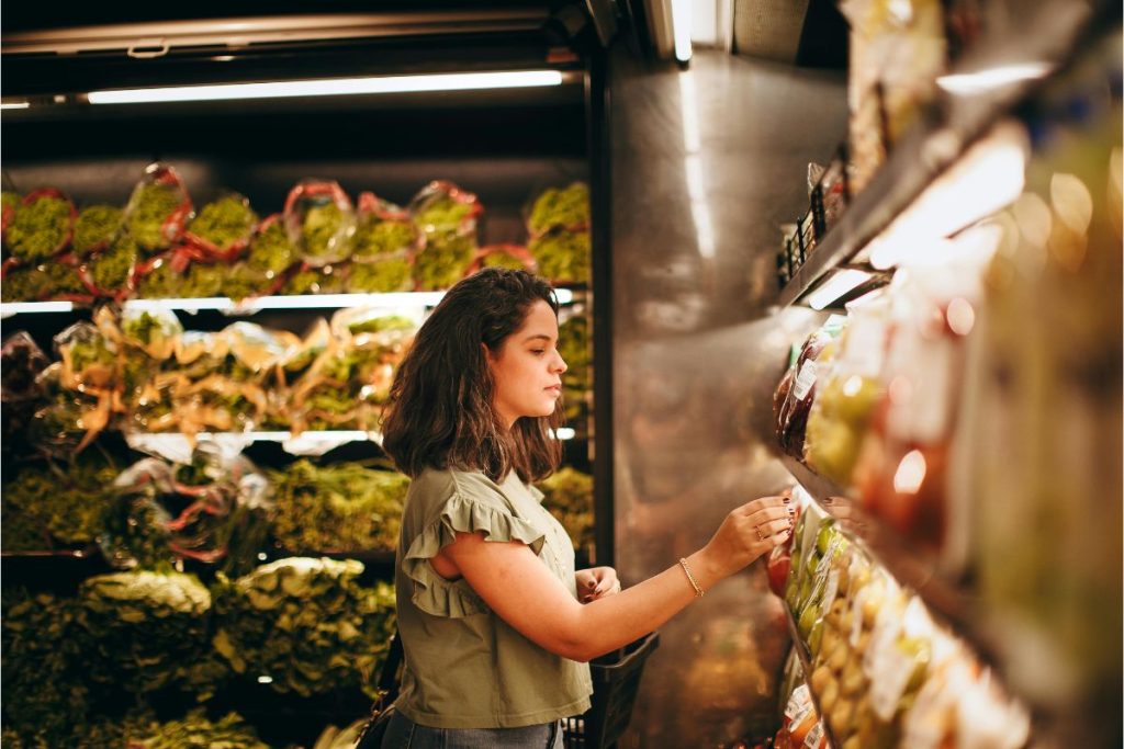 Se você não quer jogar alimentos vencidos fora, veja como identificar os seguros.