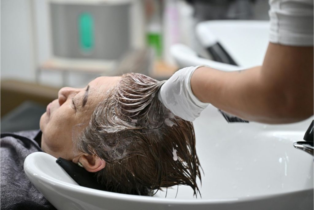 Veja quantas vezes você deve lavar o cabelo conforme sua curvatura.