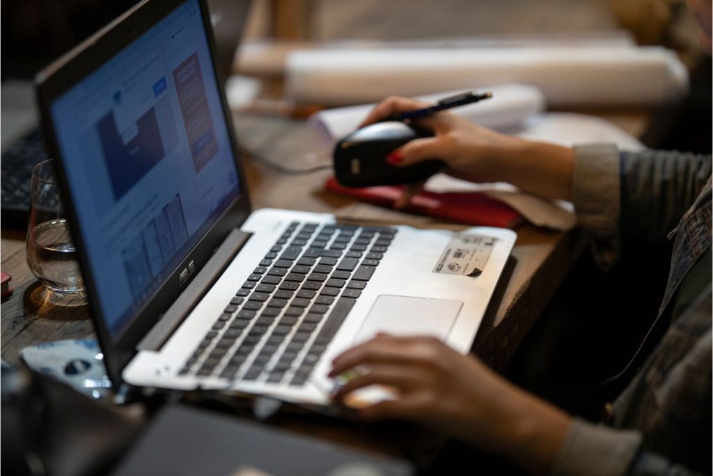 Se você derroubou água no seu notebook, veja como salvá-lo sem medo.