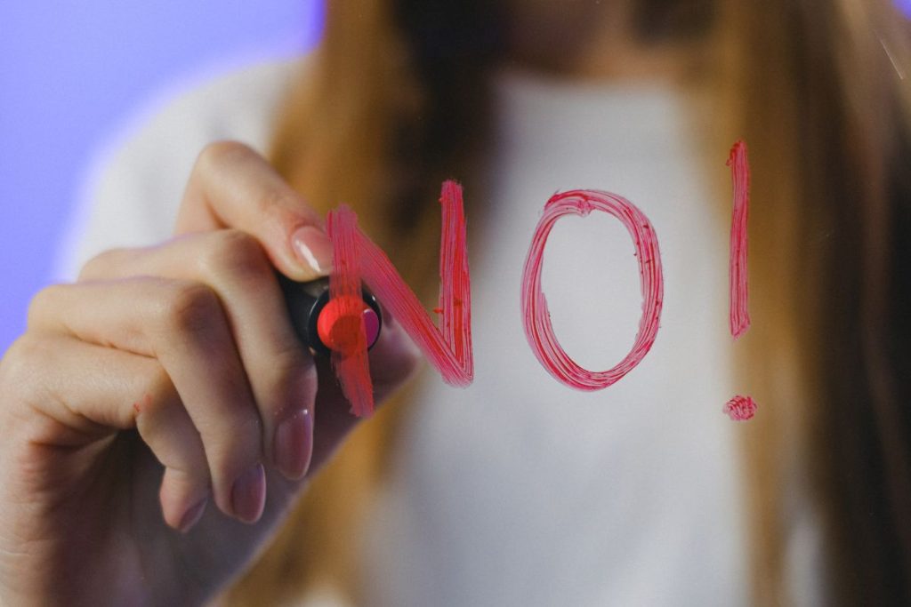 Você precisa aprender a dizer não para se libertar de situações que te fazem mal.