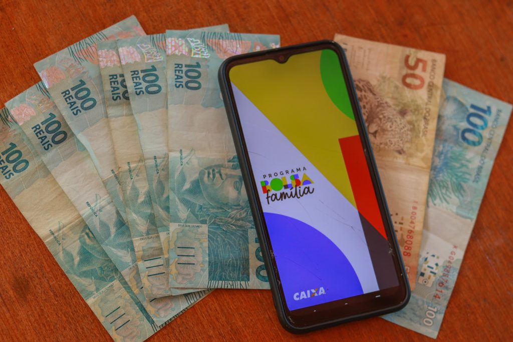 Os beneficiários do Bolsa Família enfrentam problemas financeiros até hoje devido às bets.