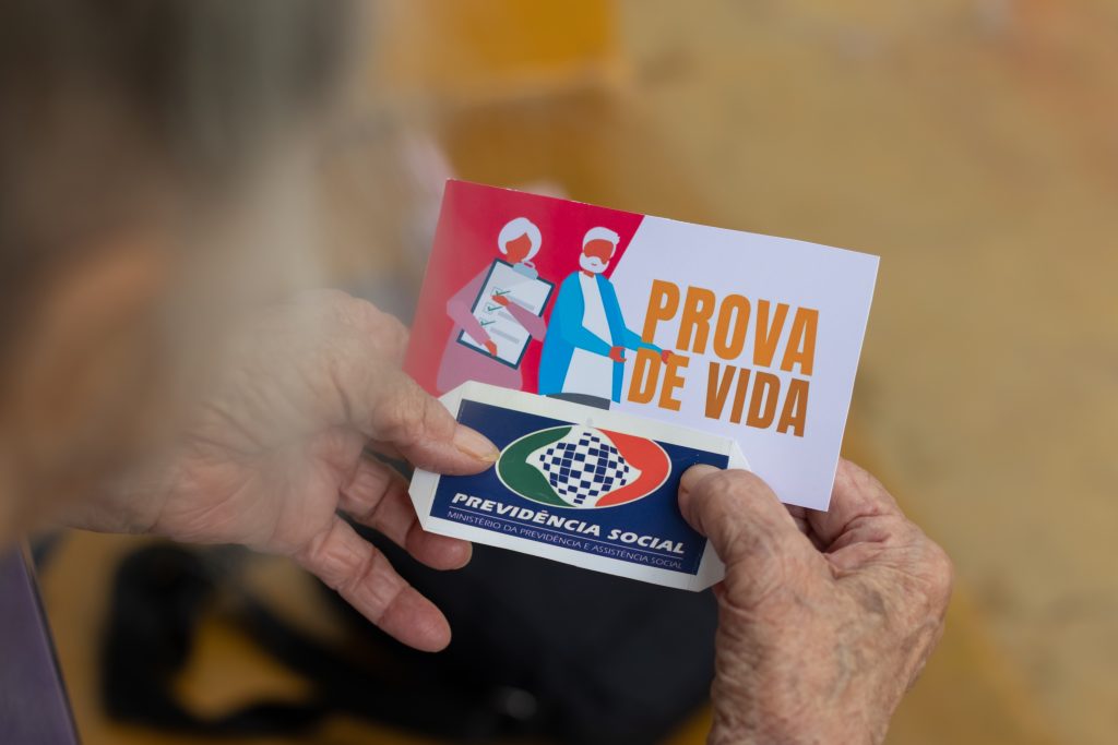 Se você recebeu uma ligação pedindo prova de vida, tome cuidado.