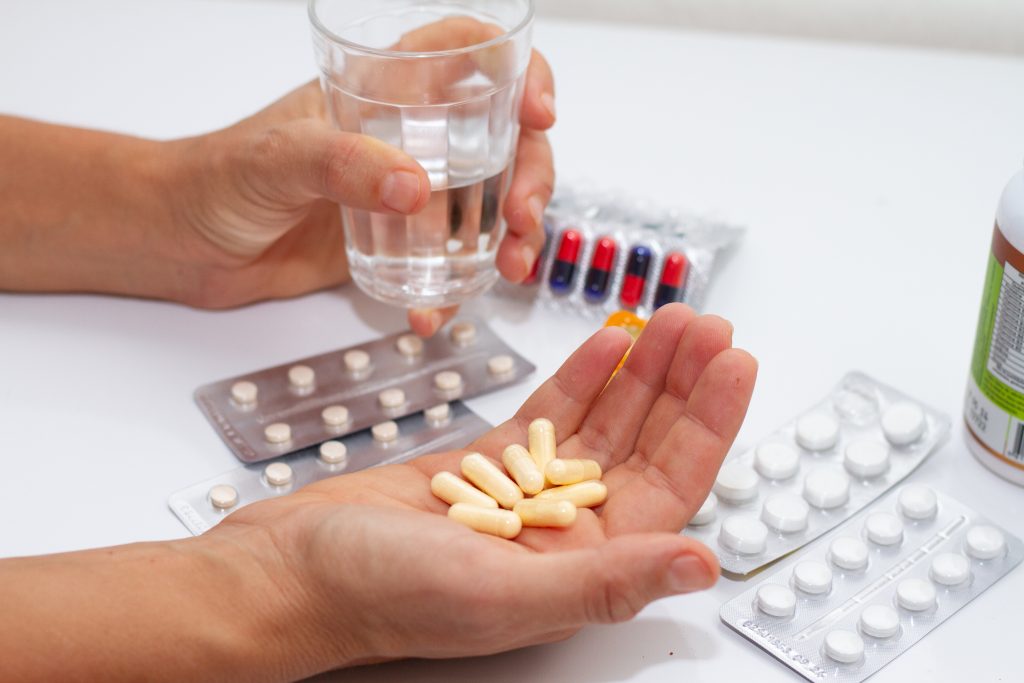 Se você precisa de medicamentos gratuitos, veja como conseguir.