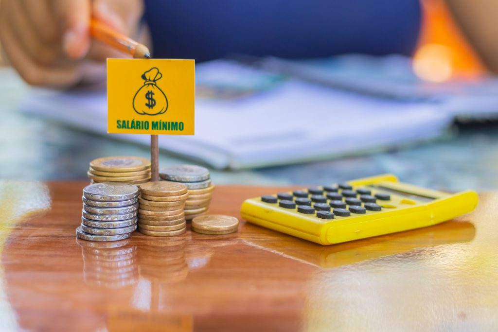 Confira qual a previsão do salário mínimo para 2026 e fique atento às mudanças.