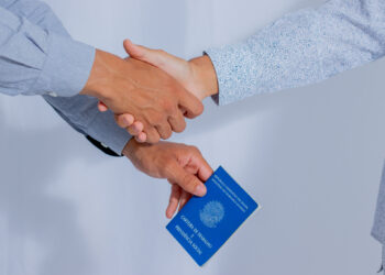 Alerta contra fraudes digitais que prometem renda extra rápida