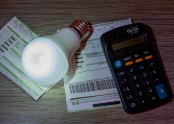 Como reduzir o valor da conta de luz mudando apenas alguns hábitos