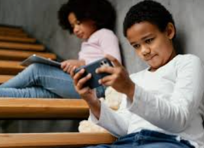 Crianças que usam menos telas desenvolvem melhor autocontrole e empatia