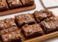 Como fazer brownie saudável com batata-doce e banana sem usar açúcar