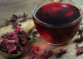 Como fazer chá de hibisco para desinchar e melhorar a saúde do coração